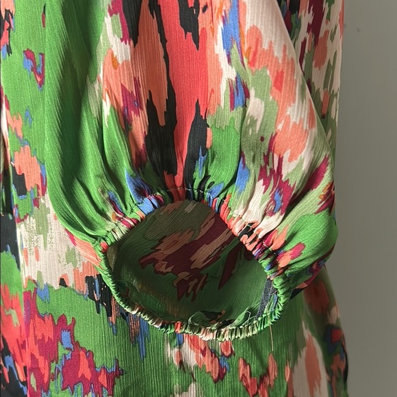 Ee:some Women’s Blouse Green Abstract V-Neck Tie Front Balloon Sleeve Sz Medium - Picture 4 of 13